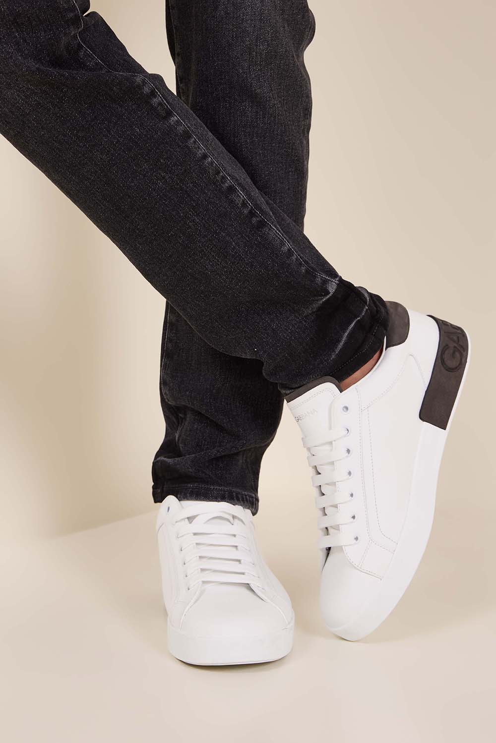 תמונת כל הלוק של נעלי סניקרס